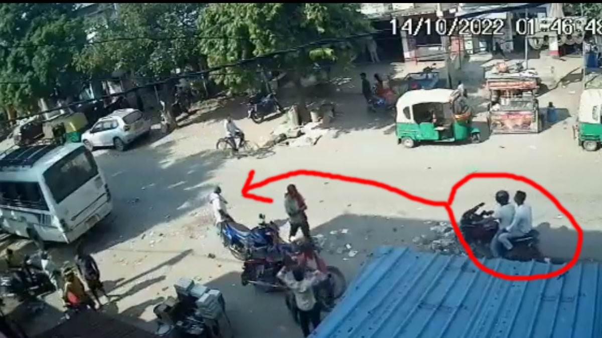 जहानाबाद में रिटायर्ड दारोगा से लूट का सीसीटीवी फुटेज। वायरल वीडियो से साभार