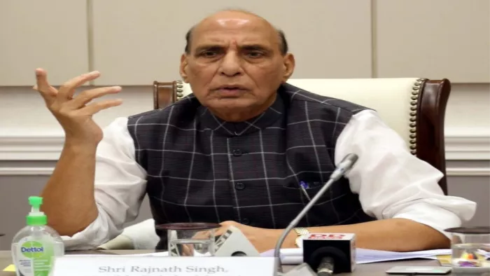 रक्षा मंत्री राजनाथ सिंह ने कहा कि आंतरिक और बाहरी सुरक्षा के बीच खाई तेजी से कम हो रही है।