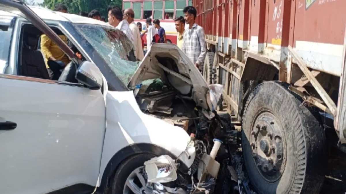 Shahjahanpur News: ट्रक से टकराई कार…पत्नी की मौत, पति हुआ घायल