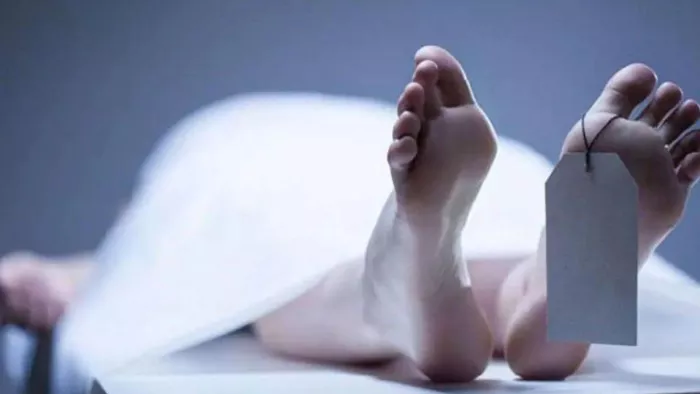 नोएडा सेक्टर-22 में बालकनी में युवक का शव मिलने से सनसनी, शराब की बोतल और ग्लास ने बढ़ाया सस्पेंस
