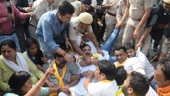 AAP नेता संजय सिंह समेत अन्य नेताओं को जबरन हटाते पुलिसकर्मी।
