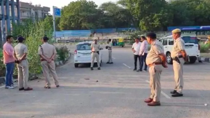 इफको चौक के पास सूटकेस में मिली युवती की लाश के बाद मौके पर पुलिसकर्मी। (फोटो- संजय गुलाटी)।
