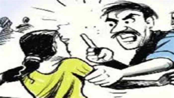 मालदा के चांचल में चरित्रहीन का आरोप लगाकर एक विधवा की पिटाई कर उसका सिर मुंडन करा दिया गया