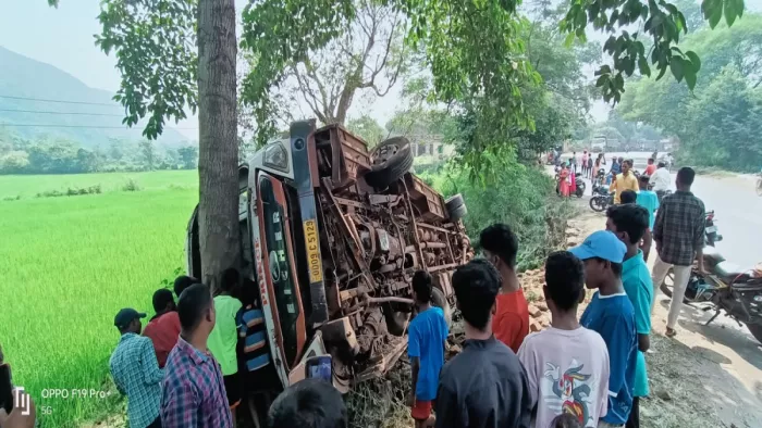 जोड़ा से टाटा आ रही बस पलटी, 16 घायल।