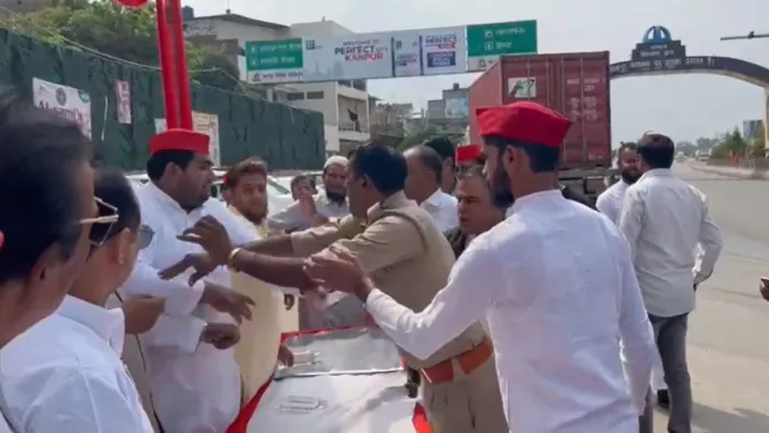 अखिलेश यादव का कानपुर दौरा: सपा विधायक और नगर अध्यक्ष समर्थकों में हुई मारपीट, पुलिस के सामने होता रहा बवाल