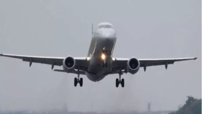 Delhi: तेज हवा और बारिश ने बिगाड़ा दिल्ली का मौसम, 13 फ्लाइट हुईं डायवर्ट।
