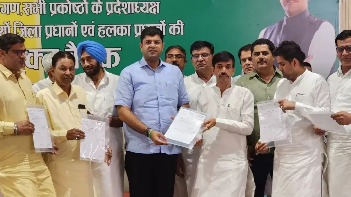 दुष्यंत चौटाला ने पंचकूला में ली जेजेपी की बैठक, फोटो जागरण