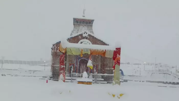 Kedarnath Yatra 2023: केदारनाथ जाने से पहले पढ़ लें ये खबर, बर्फबारी ने छुड़ाई कंपकंपी; माइनस तक लुढ़का तापमान