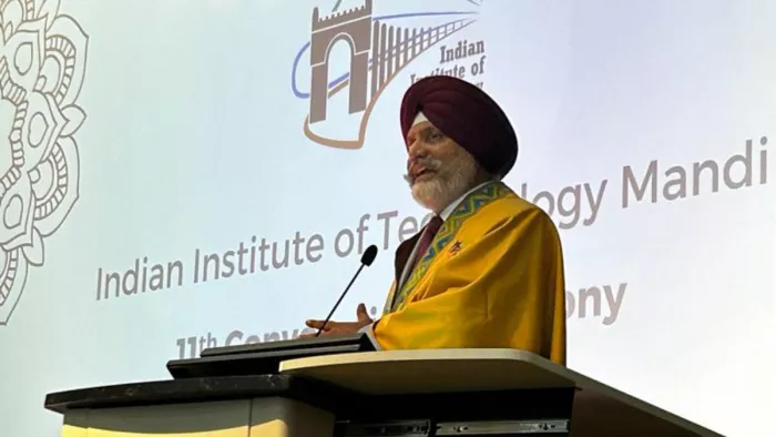 IIT मंडी के बीओजी ने स्टूडेंट्स को पढ़ाया अनुशासन का पाठ