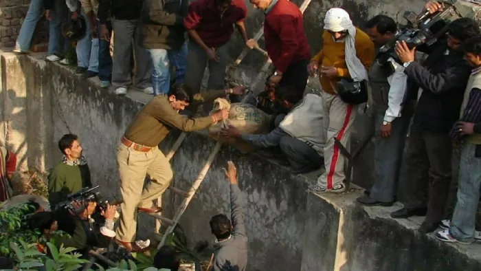 नोएडा सेक्टर-31 डी-5 के पास से साक्ष्य इकट्ठा करती पुलिस (फाइल फोटो)।