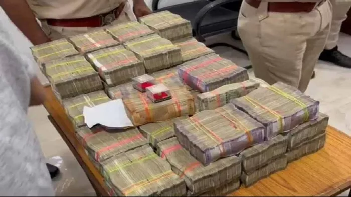 कार से बरामद दो करोड़ से अधिक की राशि