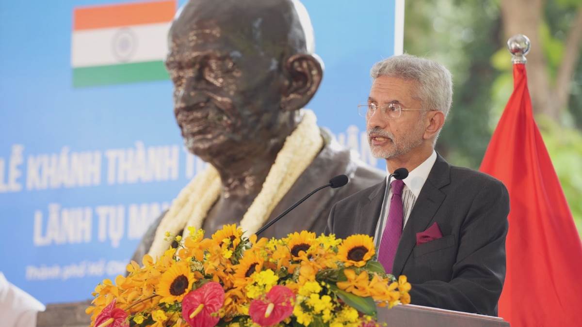 https://www.jagranimages.com/images/newimg/17102023/17_10_2023-s_jaishankar_gandhi_statue_23558673.jpg