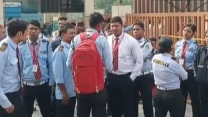 सुरक्षाकर्मियों ने बंद किया महागुन मायवुड्स सोसायटी का गेट, गार्डों ने लगाया दो महीने से वेतन न देने का आरोप।