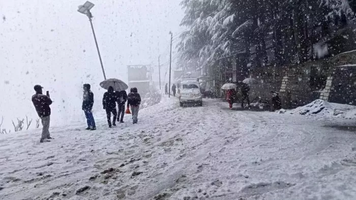 हिमाचल के कई जिलों में हिमपात व निचले क्षेत्रों में वर्षा होने से ठंड बढ़ गई है
