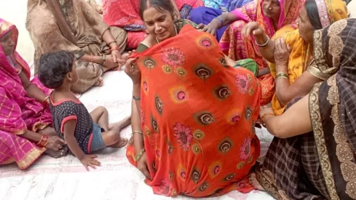 बलिया: उभांव के जमालुद्दीनपुर गांव में पति की आत्महत्या के बाद घर पर रोते बिलखते स्वजन।- जागरण