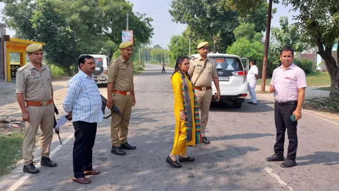 महसी महाराज गंज का निरीक्षण करतीं डीएम मोनिका रानी।- जागरण