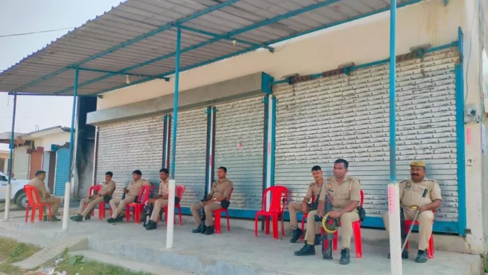 महसी महाराज गंज में घटना स्थल पर मौजूद पुलिस कर्मी।- जागरण