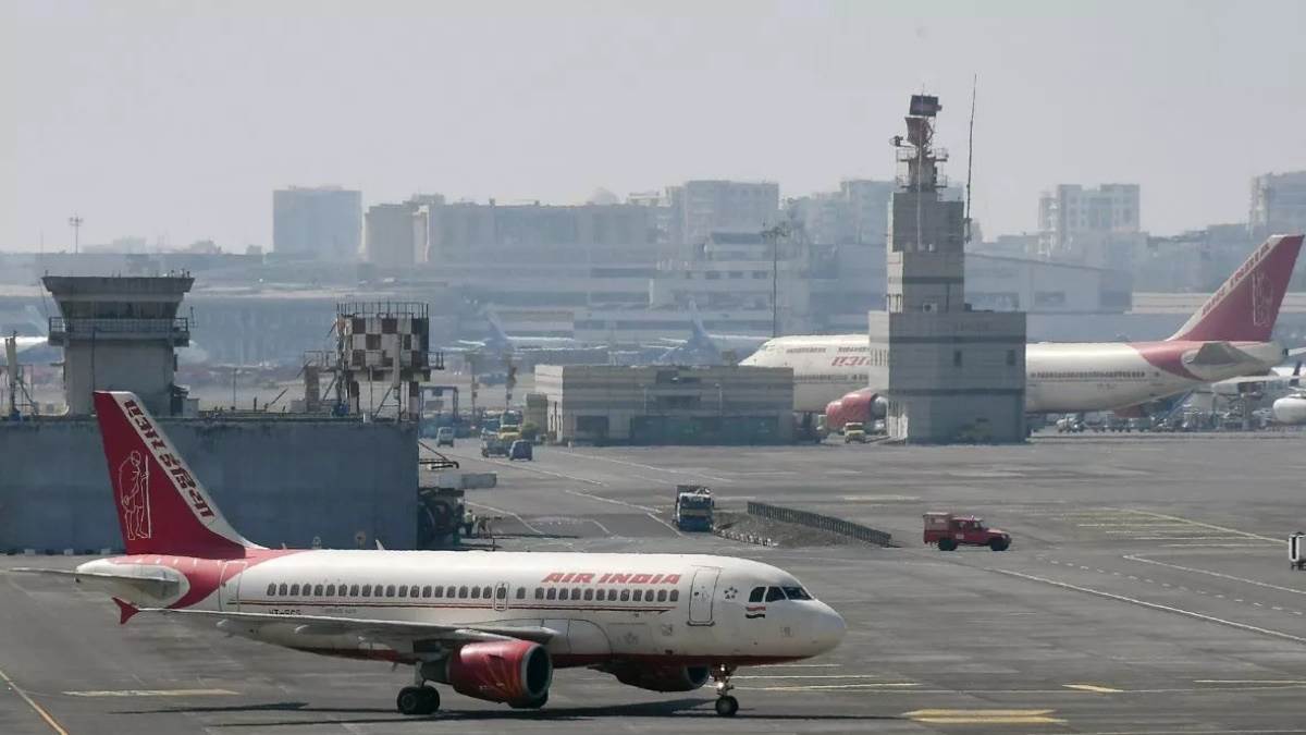 mumbai customs seize gold worth more than one crore rupees