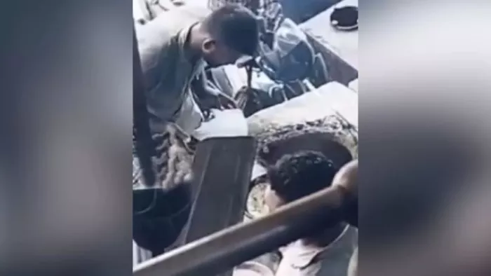 प्रसारित वीडियो में रोटी बनाता युवक। वीडियो ग्रैब