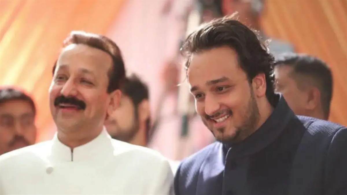 https://www.jagranimages.com/images/newimg/17102024/17_10_2024-zeeshan_siddique_with_baba_siddique_23817491_193318696.jpg
