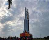 चीन ने चंद्रमा से सामग्री वापस लाने वाले मिशन के लिए की भारी-भरकम रॉकेट की तैनाती।