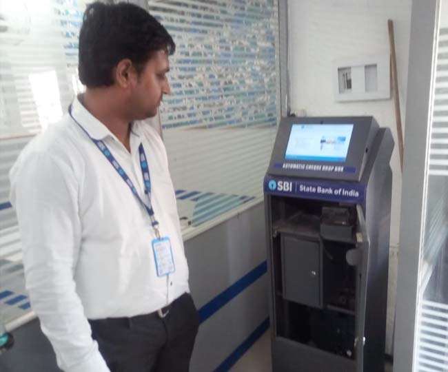 थाने से महज 300 मीटर दूर चोरी की कोशिश, बैंक को कई घंटे तक खंगालते रहे चोर
