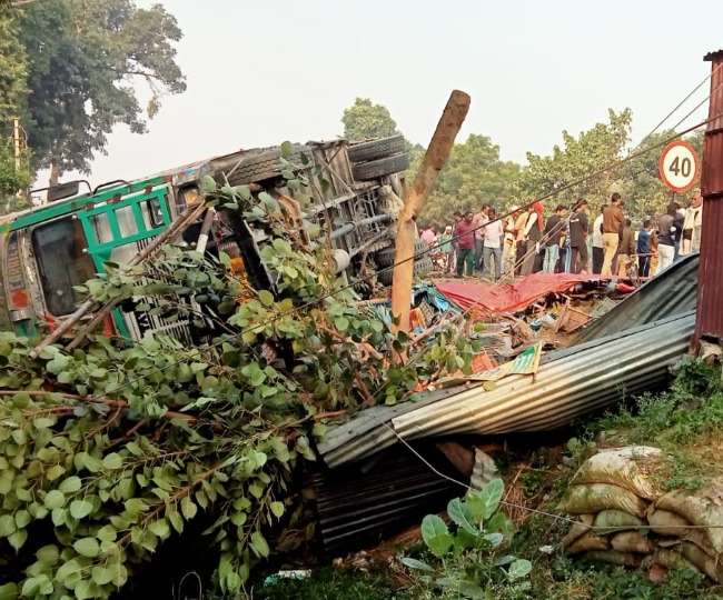 बौद्ध परिपथ स्थित श्रावस्ती तिराहे के पास हुआ हादसा।