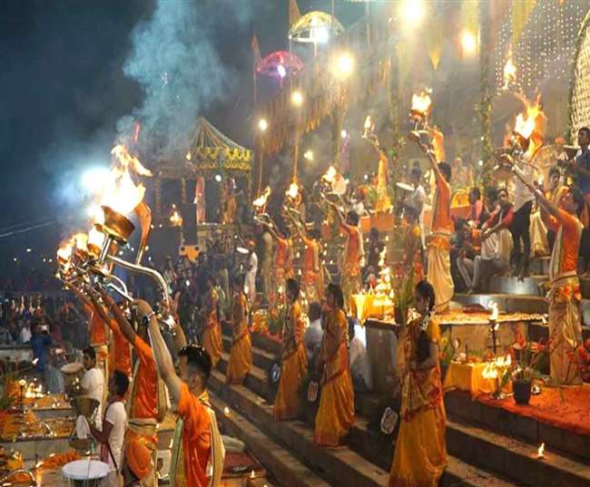 पांच कन्याएं भी गंगा आरती करेंगी और मां गंगा की आरती के दौरान आधी दुनिया का भी प्रतिनिधत्व होगा।