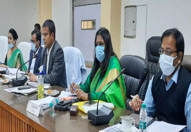 कमिश्नर गौरव दयाल कमिश्नरी सभागार में मंडलीय विकास कार्यों की समीक्षा कर रहे थे।