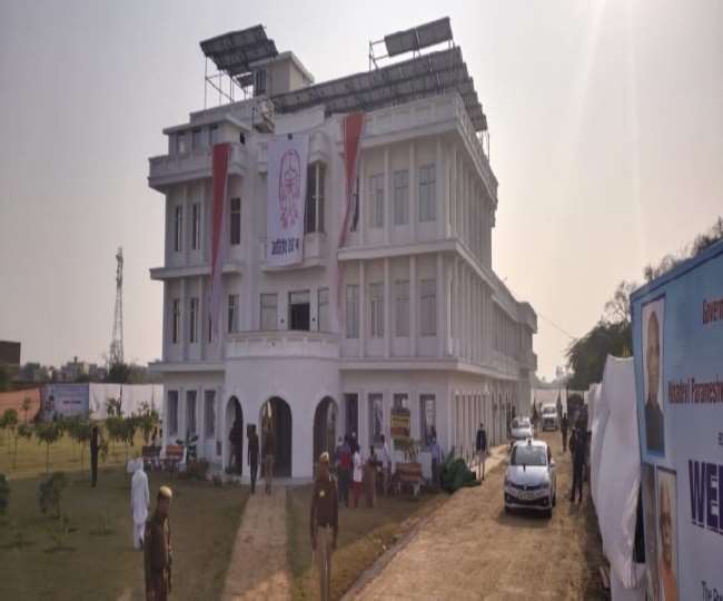 Photos: पीएम मोदी से प्रेरित होकर सूई गांव में उद्योगपति ने बनाया 'व्हाइट हाउस', देखने पहुंचे राष्ट्रपति कोविन्द