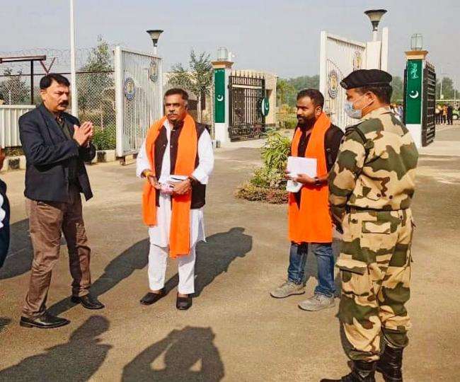 कारिडोर होकर पाकिस्ताान स्थित गुरुद्वारा श्री करतारपुर साहिब रवाने होने के दाैरान जीरो प्वाइंट पर श्रद्धालु। (जागरण)