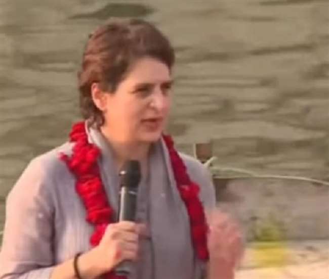 चित्रकूट के रामघाट पर प्रियंका वाड्रा ने महिलाओं से संवाद किया।