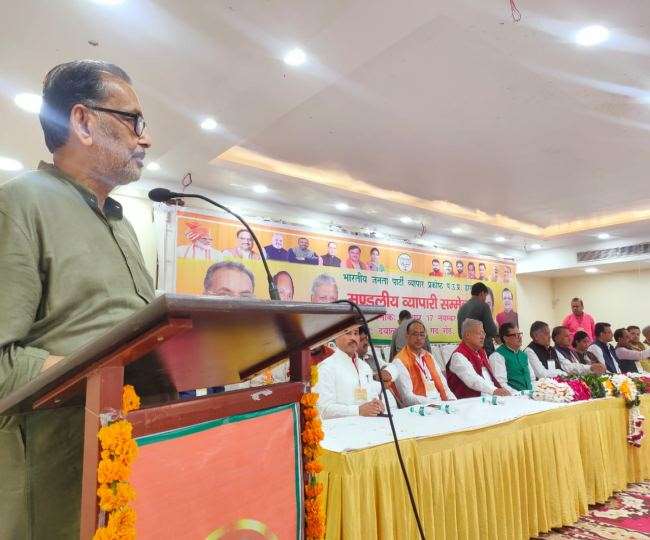 प्रदेश प्रभारी राधा मोहन सिंह, कैबिनेट मंत्री सुरेश राणा ने साधा निशाना।