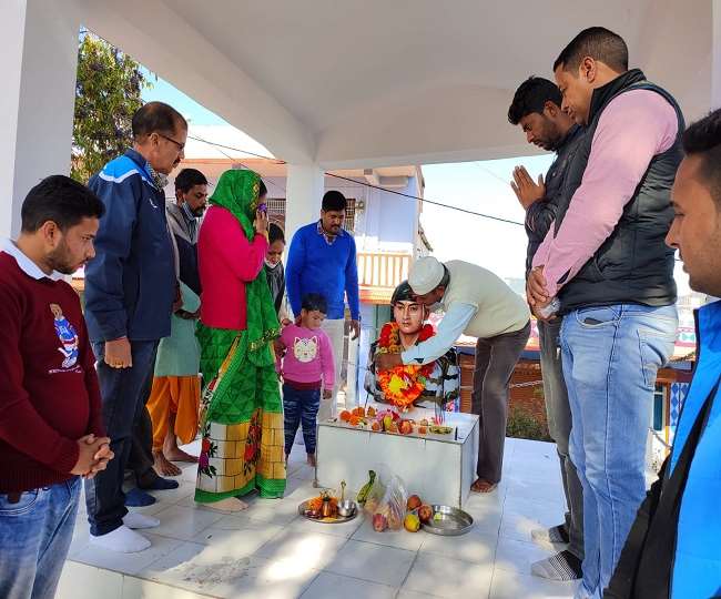 पुलवामा में हुए आतंकी हमले में शहीद राहुल रैंसवाल की प्रतिमा का चंपावत में हुआ अनावरण