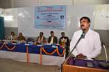 जमशेदपुर को-आपरेटिव कालेज में आयोजित कार्यशाला को संबोधित करते के रविकुमार।