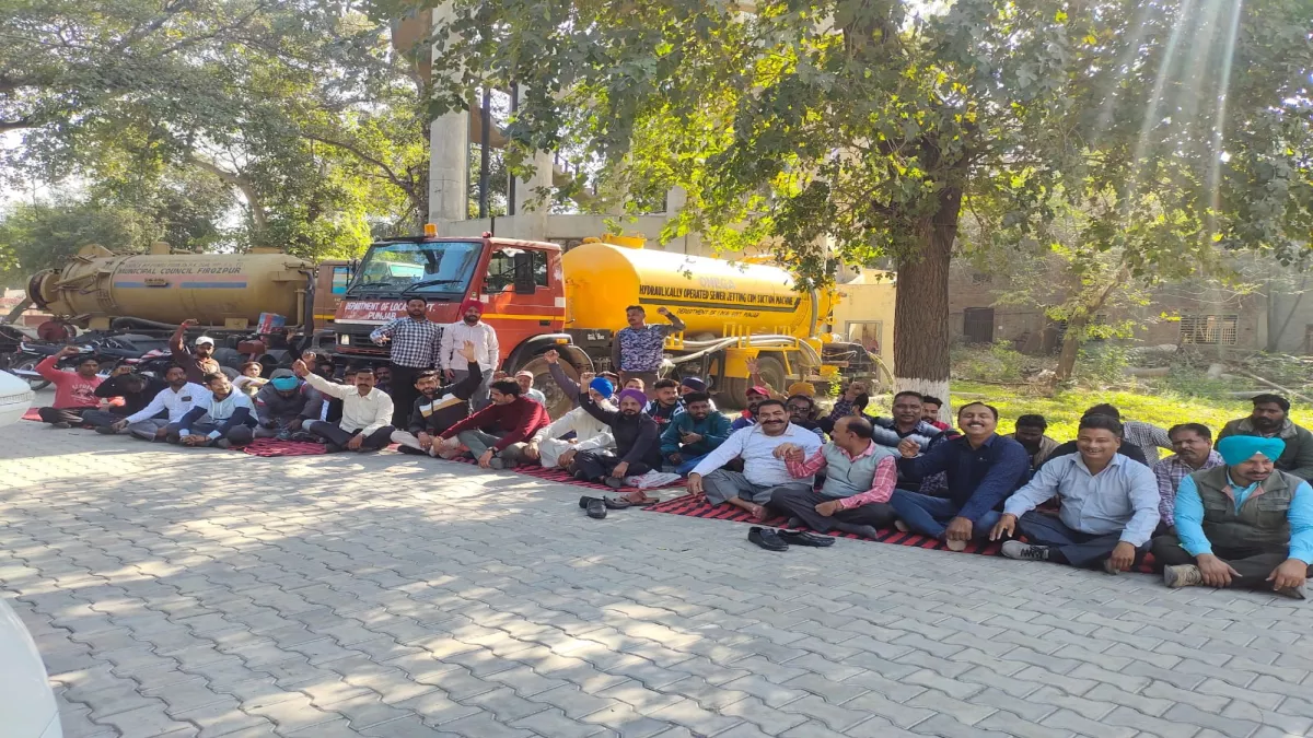 Firozpur: पक्की नौकरी के लिए कर्मचारियों ने किया प्रदर्शन, मांग पूरी नहीं हुई तो संघर्ष होगा तेज
