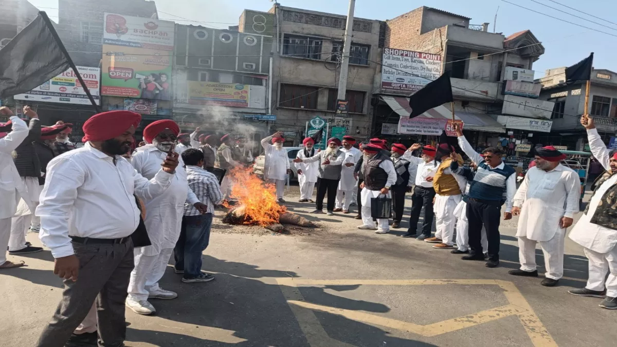 Mukhtasar News: जीओजी की अगुआई में पूर्व सैनिकों ने फूंका सरकार का पुतला -  Mukhtasar Ex soldiers burnt the effigy of the government