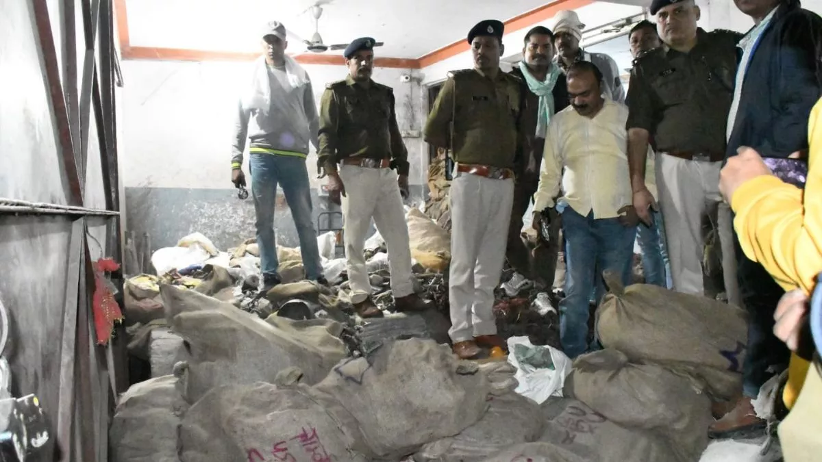 Bihar News: गड़हरा रेलवे यार्ड से चोरी ट्रेन इंजनों के स्क्रैप मुजफ्फरपुर  से बरामद, ऐसे हुआ पर्दाफाश - Bihar News Missing scrap of 16 train engines  recovered from Muzaffarpur