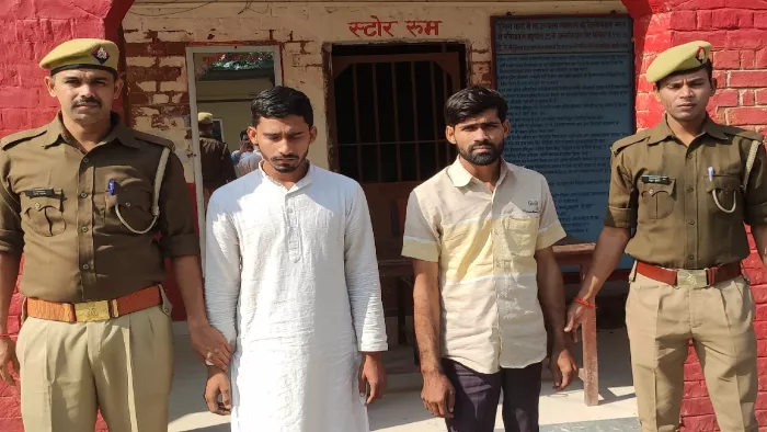 आजमगढ़ : पुलिस की गिरफ्त में ओबैदुल्लाह दाएं और जीशान बाएं
