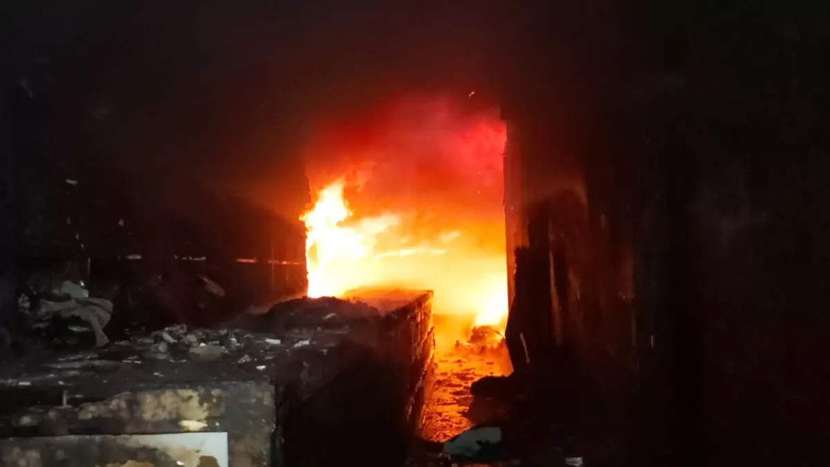 UP News: हरदोई में शार्ट सर्किट से आधी रात कपड़े के शोरूम में लगी भीषण आग, 20 लाख का हुआ नुकसान