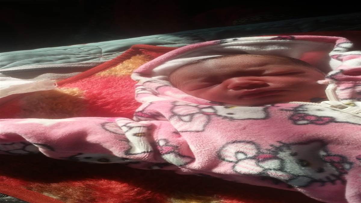 mother absconded after giving birth to baby girl in the hospital bathroom in ghazipurer