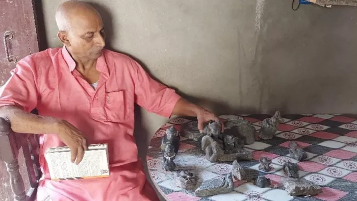 अपने आवास पर संग्रहालय की मूर्तियों के साथ हरिदेव झा। जागरण