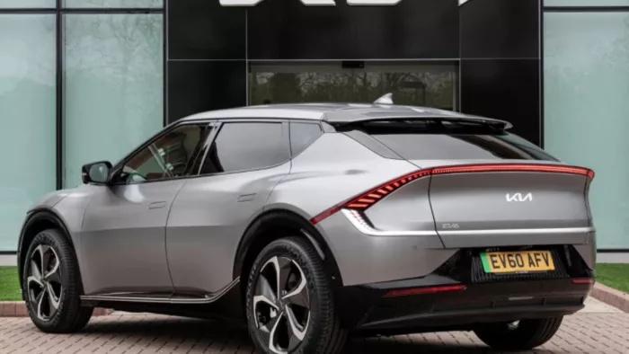 Kia EV6: किआ ने भारत में 200 EV6 यूनिट्स की डिलीवरी की