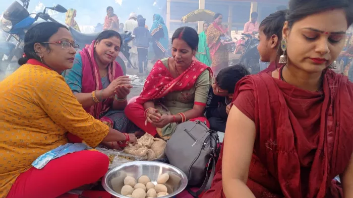 बक्सर के किला मैदान में लिट्टी चोखा बनाती महिलाएं। जागरण