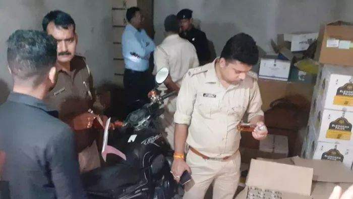 Jharkhand, Ramgarh News: रामगढ़ में सरकारी दुकान में खुलेआम बिकता है नकली विदेशी शराब।