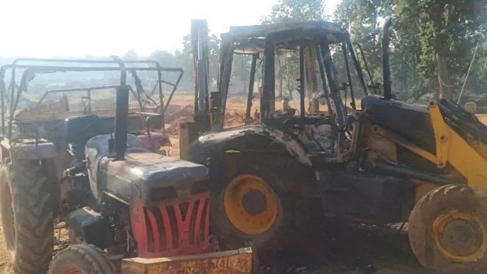 Jharkhand, Simdega News: PLFI उग्रवादियों ने पावर ग्रिड निर्माण कार्य में लगे JCB व ट्रैक्टर में लगाई आग।