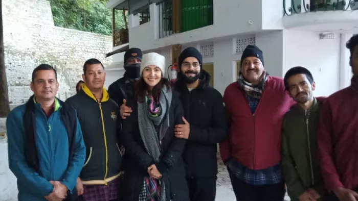 कैंची धाम में आरती में बेटी के साथ शामिल हुए विराट और अनुष्का, दो घंटे मंदिर में बिताए।