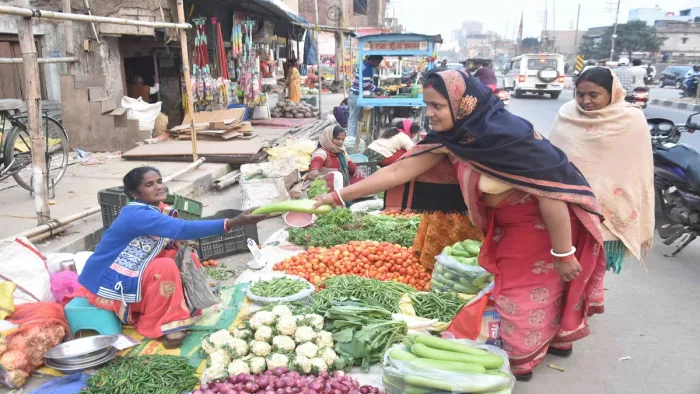 छठ महापर्व को लेकर बाजार में कद्दू खरीदती महिला।