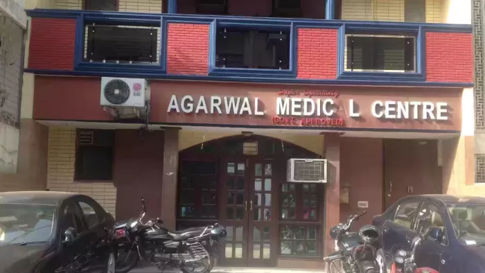 अग्रवाल नर्सिंग होम में मेडिकल के डॉक्टर, टेक्नीशियन कर रहे थे सर्जरी।
