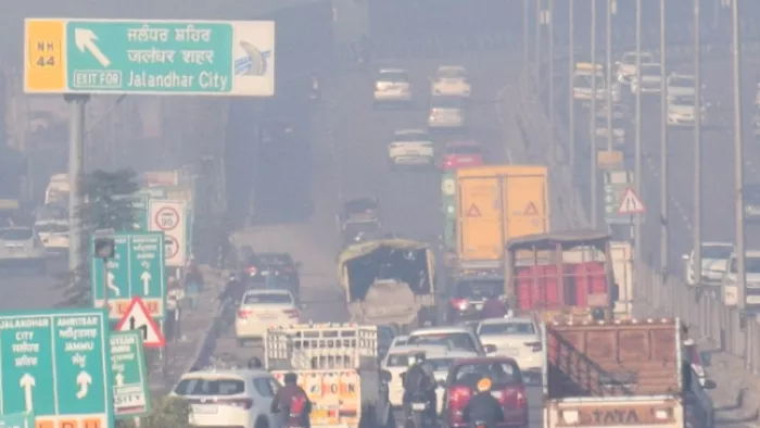 Punjab Air Pollution: जहरीली हवा से पंजाब बेहाल, 317 तक पहुंचा AQI
